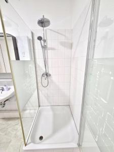 a bathroom with a shower and a sink at Ferienwohnung Fleiger 2 in Achim Zentrum in Achim +14 photos