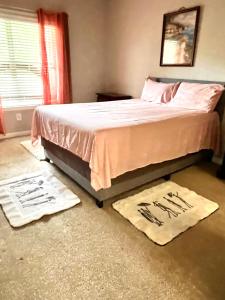 En eller flere senge i et værelse på Stylish 2BR Near Braves Stadium