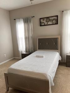 En eller flere senge i et værelse på Stylish 2BR Near Braves Stadium