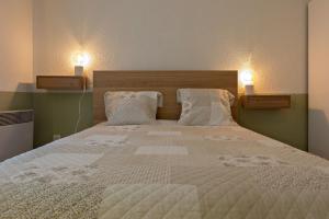Ένα ή περισσότερα κρεβάτια σε δωμάτιο στο Downtown chic apartment in Pezenas