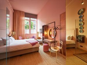 a bedroom with a bed and a room with a mirror at Boutiquehotel Staats in Haarlem