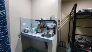 eine Küchenarbeitsplatte mit Spüle in einem Zimmer in der Unterkunft Cuarto De MSYB in Impasugong