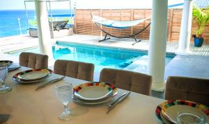Der Swimmingpool an oder in der Nähe von Villa d'Happy Bay - Panoramic View of Caribbean and sunsets