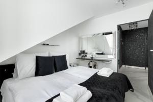 una camera da letto con un grande letto bianco e uno specchio di Forest by Solarento a Międzyzdroje
