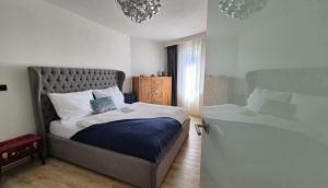 Un pat sau paturi într-o cameră la Hotel Plzeň