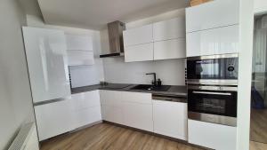 O bucătărie sau chicinetă la Hotel Plzeň