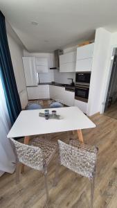 O bucătărie sau chicinetă la Hotel Plzeň