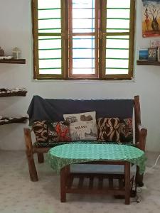 ジャンビアニにあるModern Holiday Houseのソファ(枕付)、テーブルが備わります。 +27枚の写真