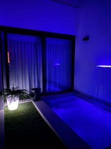 Bazén v ubytování Casa Rural con piscina privada en casco urbano de Náquera Botigueta 25 nebo v jeho okolí