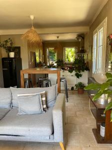 un soggiorno con divano e cucina di Point de départ de randonnées pédestres ou vélo dans le Luberon ad Apt Altre 19 foto