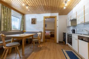 Una cocina y un comedor con mesa y sillas. en Apart Pirchheim, en Kappl 44 fotos más