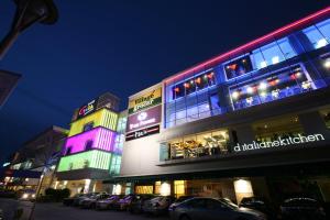 a building with cars parked in front of it at night at Gt Home encorp strand residence (alpha ivf ) in Kota Damansara