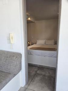 Giường trong phòng chung tại Liberty Roof House