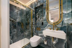 a bathroom with a sink and a toilet at GuestReady - The Fitzroy Hotel in London