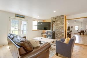 Χώρος καθιστικού στο Creekside Florrisant Hideaway - Great for Anglers!