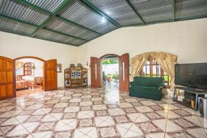a living room with a couch and a flat screen tv at Quinta carlis 