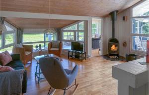 Μια τηλεόραση ή/και κέντρο ψυχαγωγίας στο Holiday Home Revlen Iv