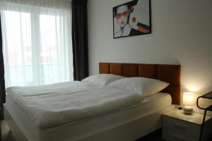 Un pat sau paturi într-o cameră la Hotel Plzeň