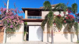 a house with flowers in front of it at Recanto do Mirante in Fortim