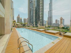 uma piscina no telhado de um prédio em Act 1 Act 2 Towers, Luxury 4BR, Full Burj Khalifa View Balcony, Pool, Gym no Dubai