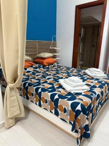 Un dormitorio con una cama con un edredón azul y blanco. en Casa Ines, en Sant'Agnello