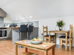 een keuken met een tafel met daarop een schaal fruit bij Fairhead Cottage in Grosmont