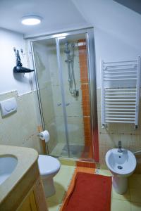 Un baño con ducha, inodoro y lavabo. en Casa Ines, en Sant'Agnello 16 fotos más