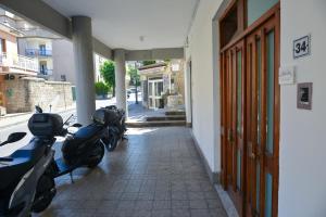 dos motocicletas estacionadas en una acera al lado de un edificio en Casa Ines, en Sant'Agnello