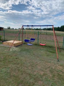 Ο χώρος παιχνιδιού για παιδιά στο Domek Letniskowy z prywatną plażą +11 φωτογραφίες