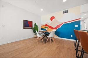 Μια τηλεόραση ή/και κέντρο ψυχαγωγίας στο Boho Vibe Townhome King Bed Garage SLC