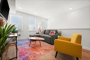 Χώρος καθιστικού στο Boho Vibe Townhome King Bed Garage SLC +32 φωτογραφίες
