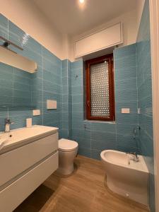 a bathroom with a toilet and a sink and a tub at Domus Matronae in Castellammare di Stabia