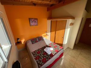 a small bedroom with a bed in a room at Refugio Patagonia Hostel in San Carlos de Bariloche