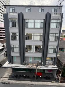 un edificio de hotel con muchas ventanas en Haiman Hotel海曼酒店, en Bangkok