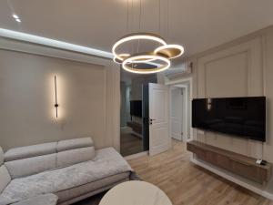 een woonkamer met een bank en een flatscreen-tv bij Nostra Casa - Tivat in Tivat