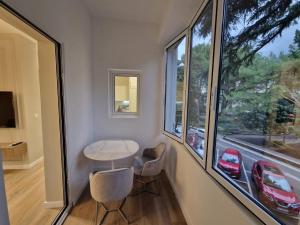 een kleine kamer met een tafel en een raam bij Nostra Casa - Tivat in Tivat