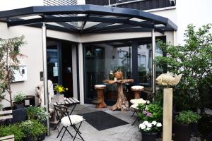 a screened in patio with a table and chairs at Seybolds Gästehaus in Lauffen am Neckar