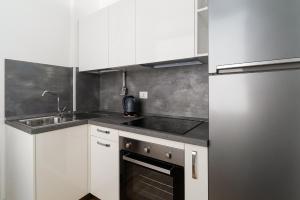 Η κουζίνα ή μικρή κουζίνα στο GuestHost - Apartment near Parco Adriano Milano