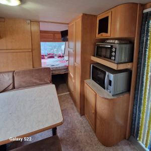 ein Wohnmobil mit Küche und Mikrowelle und Mikrowelle in der Unterkunft Camping Principata  + 4 Fotos