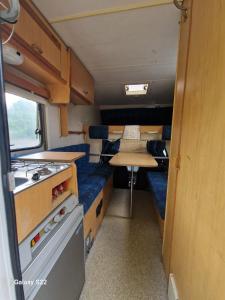 eine kleine Küche in einem Wohnwagen mit einem Tisch in der Unterkunft Camping Principata 