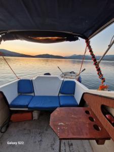 ein Boot mit blauen Sitzen und einem Tisch auf dem Wasser in der Unterkunft Camping Principata 