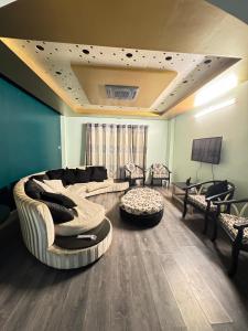 TV a/nebo společenská místnost v ubytování Modern 3BR, AC, WI-FI, Comfort