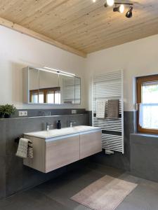 un baño con lavabo y espejo en Felsenhof Simonswald, en Simonswald