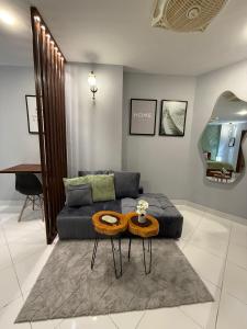 卡拉奇AC - Studio Apartment的客厅里有一张沙发和一张桌子。