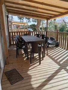 KOKUA VACANCES Mobil Homes Résidentiels camping 4 étoiles MIMIZAN PLAGE的阳台或露台