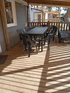 KOKUA VACANCES Mobil Homes Résidentiels camping 4 étoiles MIMIZAN PLAGE的阳台或露台