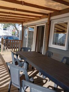 KOKUA VACANCES Mobil Homes Résidentiels camping 4 étoiles MIMIZAN PLAGE的阳台或露台