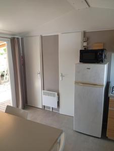 KOKUA VACANCES Mobil Homes Résidentiels camping 4 étoiles MIMIZAN PLAGE的厨房或小厨房