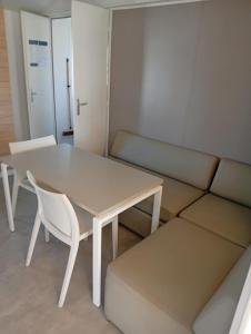 KOKUA VACANCES Mobil Homes Résidentiels camping 4 étoiles MIMIZAN PLAGE的休息区