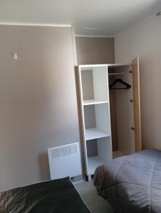 KOKUA VACANCES Mobil Homes Résidentiels camping 4 étoiles MIMIZAN PLAGE客房内的一张或多张床位